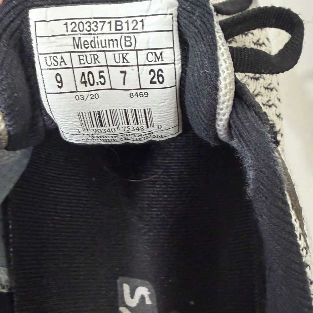 Women’s Brooks Revel 4 Running Shoes Black Gray Size 9
